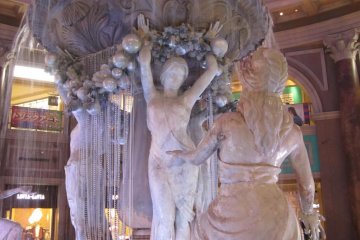 <p>Closer angle of the fountain</p>