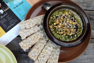 Avocado hummus with rye crispbread