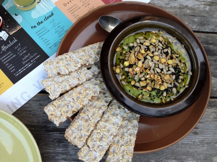 Avocado hummus with rye crispbread