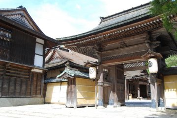 <p>Porte d'entr&eacute;e du temple Muryokoin o&ugrave; l'on peut passer la nuit</p>
