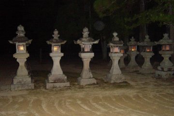 <p>Rang&eacute;e de lanternes au Danj&ocirc;garan. La nuit, elles conf&egrave;rent aux promenades nocturnes une ambiance magique</p>