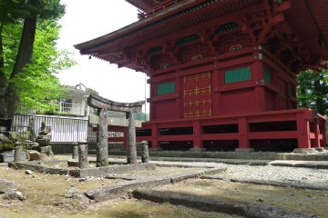La pagode à trois étages. Elevée à l'origine en 1241 pour le repos du troisième shogun Kamakura, cette pagode discrète a du être reconstruite en 1685 après un incendie. On y voit les 12 animaux du zodiaque
