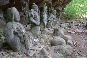 Hotoke Iwa. Littéralement les pierres de Bouddha. Car sur la falaise qui surplombe ses six représentations, il était possible d'y voir son visage. Mais un tremblement de terre est passé par là... Il reste six représentations du Bouddha, les Rokubu-ten