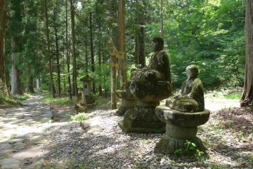 Takinoo Jodo. Trois autres Jizo veillent sur les pavés de l'ancien sentier de pèlerinage.
