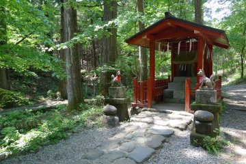 Le sanctuaire Takinoo. Bien gardé par ses deux kami, l'autel actuel date de 822. L'original, construit deux ans plus tôt, avait été terrassé par un typhon trop violent. Il aurait été construit par Kobo lui-même