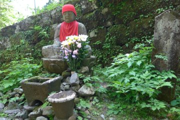 Le bouddha protecteur de Kuen. Construit par la famille Tadaaki Abe, ce Jizo (bouddha protecteur) a été construit pour rappeler l'aide qu'il a apporté à Shodo alors qu'il gravissait le mont Nantai
