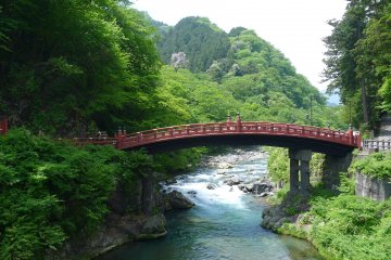 Le pont sacré Shinkyô. Ce pont de laque rouge traverse la rivière Daiya à l'emplacement où le fondateur de Nikko, le prêtre Shodo, s'y est lui-même risqué il y a 1200 ans. A cette époque, un dieu l'avait aidé en demandant à deux serpents de s'enrouler au-dessus des flots pour former un pont