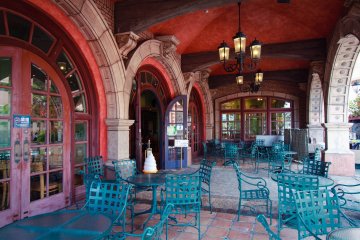 French-themed cafe