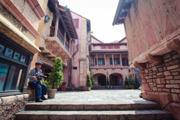 A man photographing Porto Europa