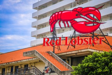 Typical American seafood restaurants such as Red lobster can be found