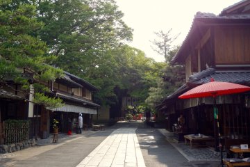 Customers exiting Imamiya Shrine are caught in the middle deciding which aburi-mochi store to pick
