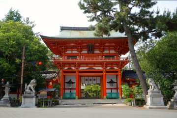 La grande porte d'entrée du sanctuaire Imamiya