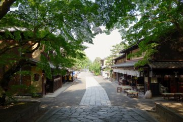 La route à l'entrée Est du sanctuaire, où les magasins d'aburi-mochi Ichiwa et Kazariya attendent votre venue