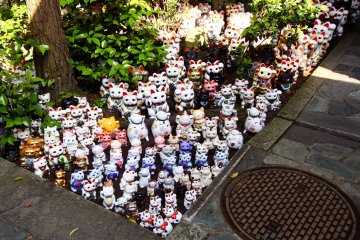 Maneki-neko, un personnage japonais populaire apportant la bonne fortune