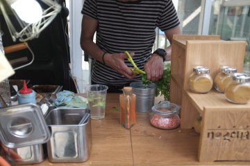 Koki menyiapkan bumbu kari
