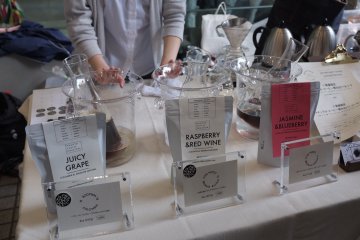 Jus anggur, wine merah raspberi, dan jus blueberry-melati