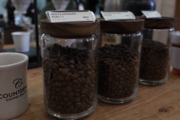Coffee Gallery - toples berisi biji kopi