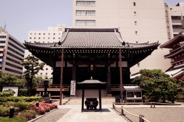 Aula utama Hondou dan kuali dupa