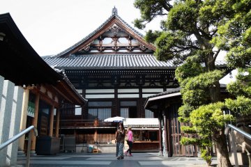 Un petit temple à l'intérieur du tumulus funéraire Chausuyama