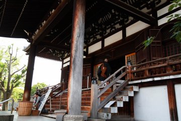 Un moine entre dans le temple