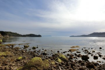 Garis pantainya sebagian besar berupa bebatuan berlumut dan laut tenang yang indah
