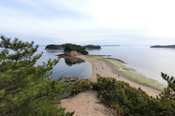 Pemandangan pulau-pulau yang terhubung ke Shodoshima oleh Jalan Malaikat saat air surut dari titik pengamatan