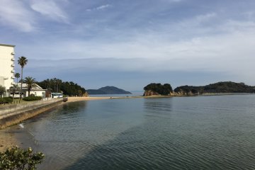 Surut adalah saat terungkapnya jalur pasir yang menghubungkan daratan (kiri) ke pulau-pulau (kanan)