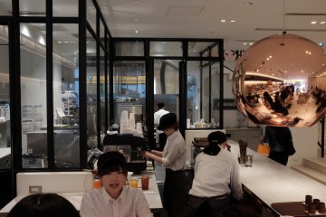 製作甜點的迷你工廠，透視玻璃沒有隱藏任何製作過程