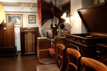 Gramofon akustik di lantai dua