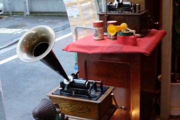 Gramofon akustik yang dapat dibawa-bawa