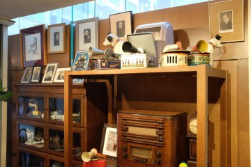 Pajangan gramofon kecil dan pigura-pigura antik berisi foto-foto musisi ternama