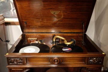 Gramofon akustik credenza tua dari tahun 1927