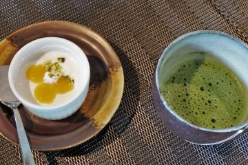 A dessert of pannacotta with mango sauce and Japanese tea