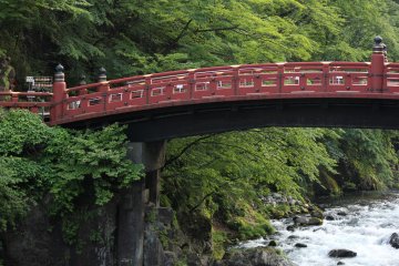 Este puente rojo está a la entrada del santuario