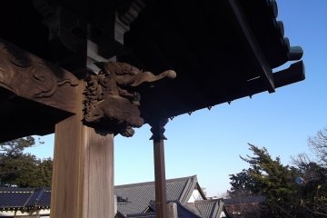 A carving under the eaves of the main hall