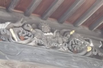 A carved demon under the eaves of the main hall