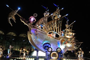 15th Anniversary Ship dengan Mickey and Friends