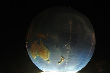 Bola dunia di Disneysea Plaza