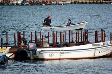 Es común venir de pesca en el lago Ashi.