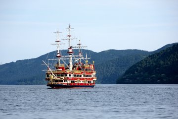 Puedes pasear en este bote pirata por el lago.