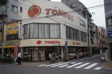 Tomato dispose de cinq boutiques dans la rue