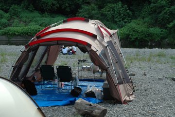 Camping by the river and viewing fireflies at night: perfect combination to welcome summer.