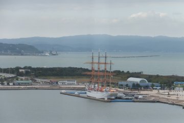 Le grand voilier Kaio Maru depuis le pont Shinminato
