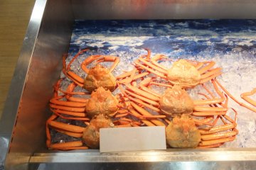 Les crabes rouges du marché aux poissons