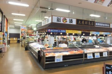 Dans le marché aux poissons de Toyama