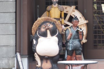 Une sculpture originale devant la galerie d'art