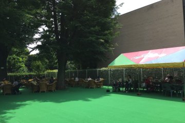 Espace à l'ombre pour les parents.