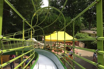 Un toboggan à rouleau.