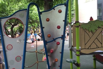Petit mur d'escalade.