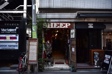 Un magasin de vêtements d'occasion dans la rue